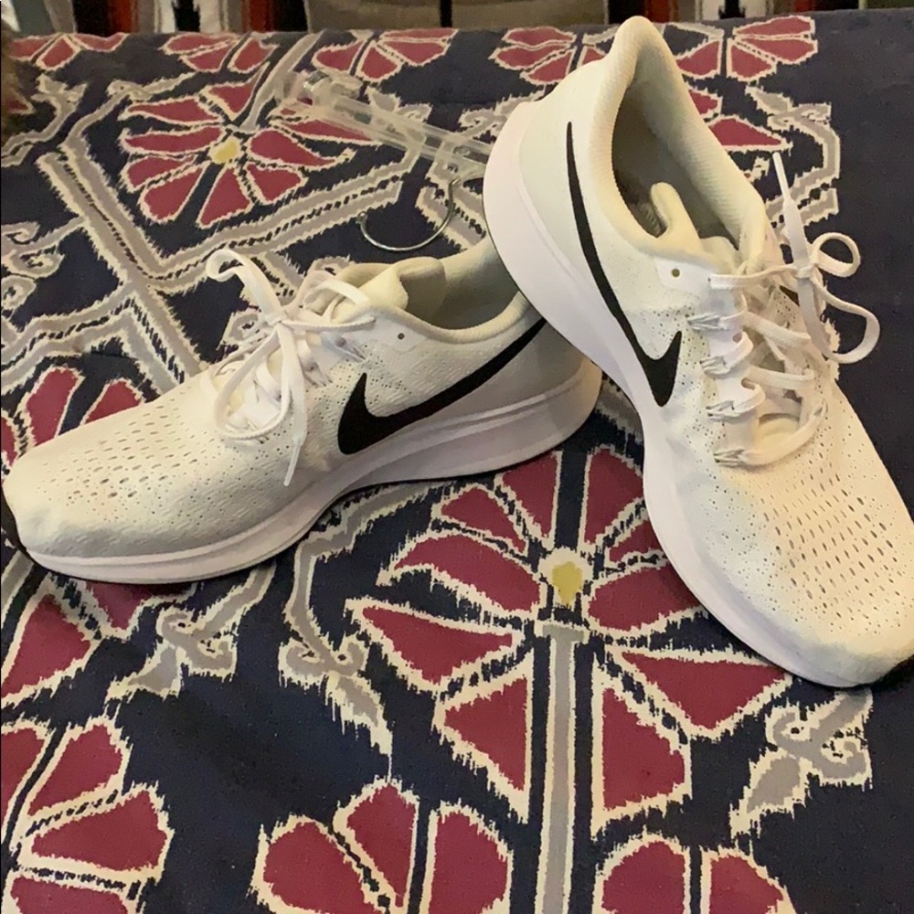 White Nike Zoom Pegasus 35